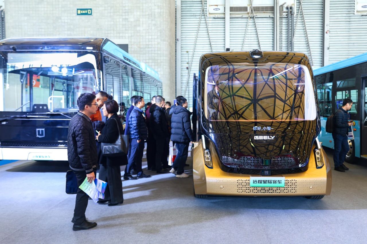 科技驅(qū)動 智能未來 吉利星際首款智能駕駛導(dǎo)覽車亮相2024上海國際客車展(圖2)