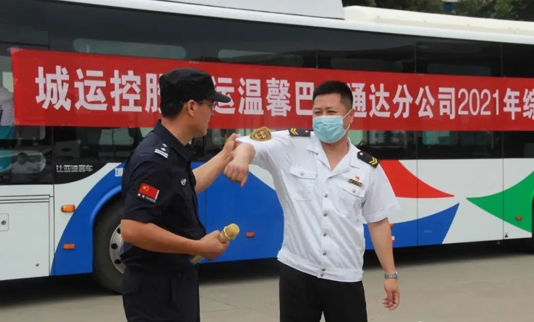 逼真場面猶如警匪片，青島溫馨巴士防恐消防實戰(zhàn)演練(圖2)