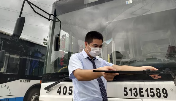 武漢公交多舉措應(yīng)對(duì)強(qiáng)降雨天氣，保障市民安全出行(圖3)