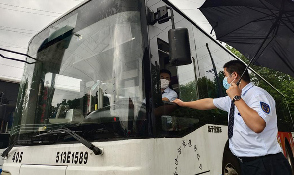 武漢公交多舉措應(yīng)對(duì)強(qiáng)降雨天氣，保障市民安全出行(圖2)