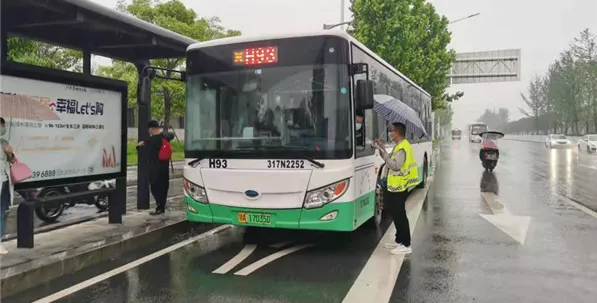 武漢公交多舉措應(yīng)對(duì)強(qiáng)降雨天氣，保障市民安全出行(圖4)