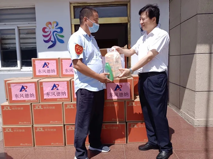 東風德納車橋開展“關愛駕駛員 慰問送一線”活動，致敬烈日下最美“城市擺渡人”(圖6)