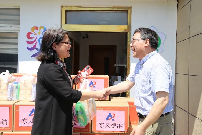 東風德納車橋開展“關愛駕駛員 慰問送一線”活動，致敬烈日下最美“城市擺渡人”(圖7)