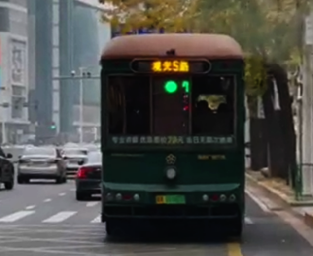 車尾“預(yù)報(bào)”前方路口紅綠燈？真的！ 這輛公交車變身“移動(dòng)交通信號(hào)燈”(圖1)